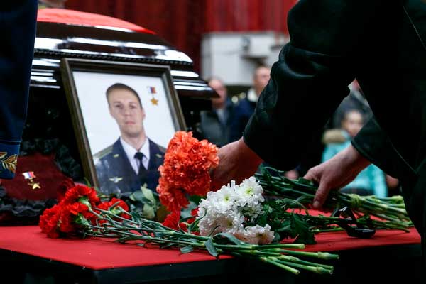 Такие скорбные минуты сплачивают страну и армию. Фото Вадима САВИЦКОГО