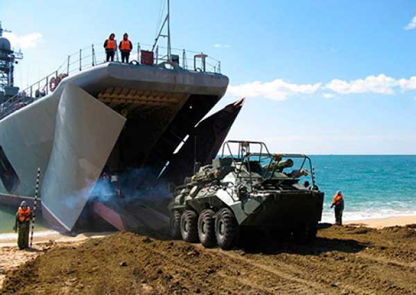 Погрузка военной техники на корабль