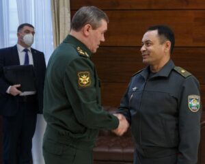 Встреча начальников генеральных штабов вооружённых сил России и Узбекистана генерала армии Валерия Герасимова и генерал-майора Шухрата Халмухамедова.
