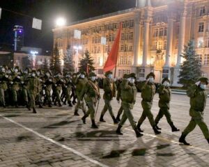 Чеканим шаг в честь подвига народа.