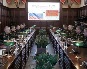 Валерий Герасимов провёл переговоры со своим белорусским коллегой генерал-майором Виктором Гулевичем по вопросам совместной оборонной политики.