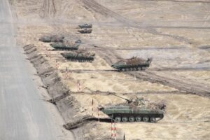 Учебные манёвры бронетехники на полигоне