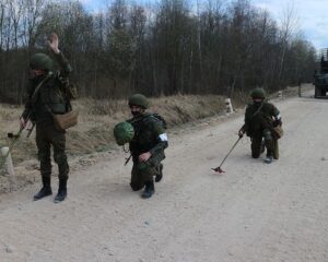 Квалифицированное пополнение направляется в войска. Фото автора.