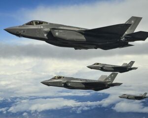 Конструкции и производству истребителя 5-го поколения F-35, как признают американские эксперты, присущи не менее 870 недостатков, а исполнявший при Д. Трампе обязанности министра обороны США Патрик Шанахан откровенно назвал программу F-35 «провальной».