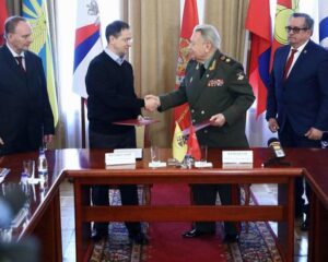 Знать и гордиться военной историей страны.