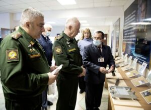 Преподаватель кафедры эксплуатации и ремонта вооружения и военной техники Анатолий ЧЕРНЕНКО и начальник НВВКУ полковник Сергей МАРКОВЧИН демонстрируют заместителю министра обороны России генерал-полковнику Александру ФОМИНУ образцы рационализаторской и изобретательской работы военного вуза.