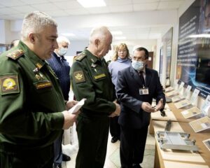Преподаватель кафедры эксплуатации и ремонта вооружения и военной техники Анатолий ЧЕРНЕНКО и начальник НВВКУ полковник Сергей МАРКОВЧИН демонстрируют заместителю министра обороны России генерал-полковнику Александру ФОМИНУ образцы рационализаторской и изобретательской работы военного вуза.
