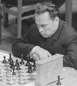 Гроссмейстер Ратмир Холмов.