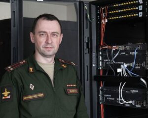 Подполковник Сергей ОРАНСКИЙ на кафедре сетей связи и систем коммутации.
