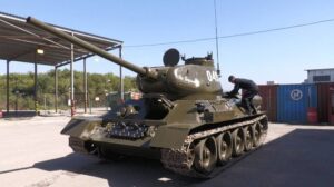 Идёт подготовка легендарного советского танка Т-34 к участию в параде.