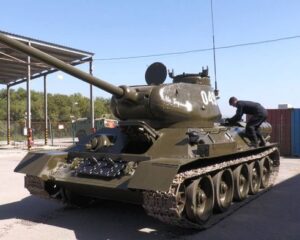 Идёт подготовка легендарного советского танка Т-34 к участию в параде.