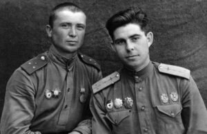 Георгий Береговой, командир авиаэскадрильи 90-го гвардейского
штурмового авиаполка, и инженер его эскадрильи старший лейтенант Виктор Бахтин, сентябрь 1943 г.