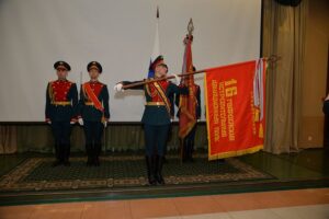 Внести знамёна!