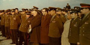 Государственная комиссия на передаче космического корабля «Восход». 
В центре – главный конструктор ОКБ-1 С.П. Королёв, второй справа – полковник Ю.А. Гагарин, 1964 г.