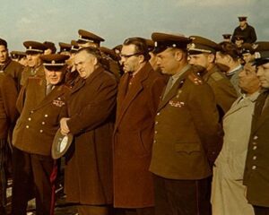Государственная комиссия на передаче космического корабля «Восход». В центре – главный конструктор ОКБ-1 С.П. Королёв, второй справа – полковник Ю.А. Гагарин, 1964 г.