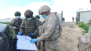 Российские и турецкие военнослужащие перед каждым патрулированием тщательно согласуют его маршрут 
и порядок взаимодействия.