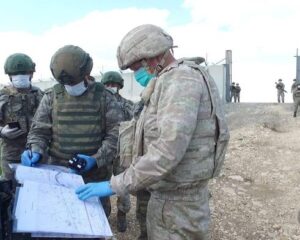 Российские и турецкие военнослужащие перед каждым патрулированием тщательно согласуют его маршрут и порядок взаимодействия.