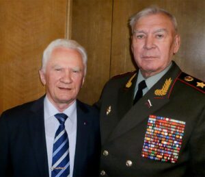 Владимир УЛЬЯНОВ и Михаил МОИСЕЕВ познакомились лейтенантами в ГВГС.