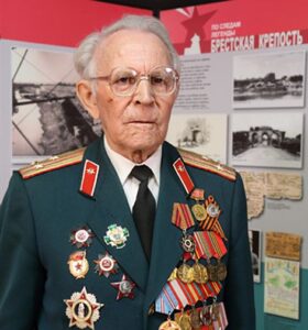 Полковник в отставке  Пётр Котельников.