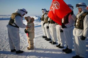 Юнармейцы с воинами Российской армии в арктических широтах.