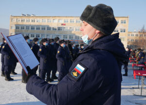 Молодое пополнение принимает воинскую присягу.