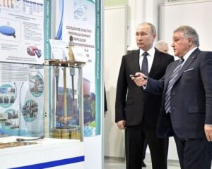 Президент России Владимир Путин и Михаил Ковальчук в Национальном исследовательском центре «Курчатовский институт», апрель 2018 г.