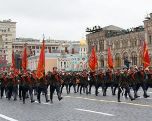 Мы всегда будем помнить величественный подвиг нашего народа.