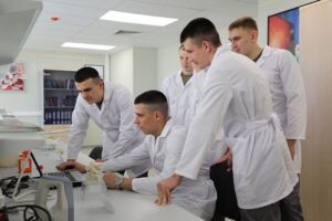 Военнослужащие научной роты во время подготовки к очередному эксперименту
в Военном инновационном технополисе ЭРА в Анапе.