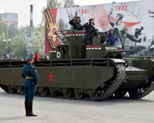 Праздничный марш броневетеранов.