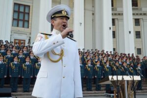 Нам песня строить и жить помогает.