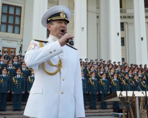 Нам песня строить и жить помогает.