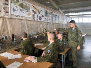Будущий офицер проводит занятия в ходе войсковой стажировки.