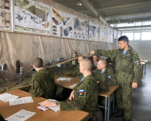 Будущий офицер проводит занятия в ходе войсковой стажировки.