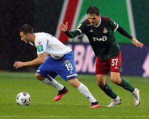 Ливень оставил ворота сухими.