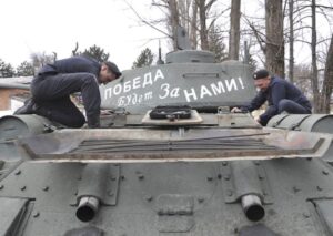 Золотыми руками мастеров легендарная техника становится в строй.
