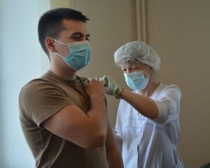 Для победы над COVID-19 нужен коллективный иммунитет.