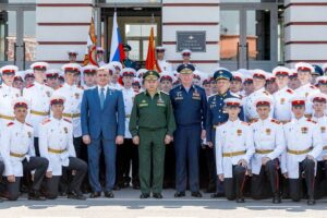 Первый выпуск под историческим знаменем