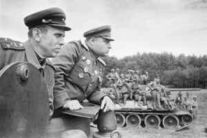 Командир 4-го гвардейского танкового корпуса генерал-лейтенант П.П. ПОЛУБОЯРОВ и командир 12-й гвардейской танковой бригады гвардии полковник Н.Г. ДУШАК ведут наблюдение из танка Т-34, 1944 год.  Фото Аркадия Шайхета.
