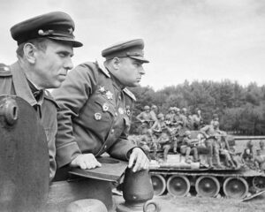 Командир 4-го гвардейского танкового корпуса генерал-лейтенант П.П. ПОЛУБОЯРОВ и командир 12-й гвардейской танковой бригады гвардии полковник Н.Г. ДУШАК ведут наблюдение из танка Т-34, 1944 год. Фото Аркадия Шайхета.