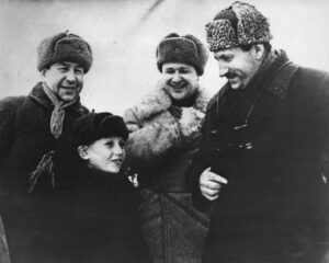 Командующий 33-й армией генерал-лейтенант М.Г. ЕФРЕМОВ (справа) разговаривает с Ваней Андриановым, награждённым орденом Красной Звезды за помощь, оказанную частям 113-й стрелковой дивизии при атаке немецких позиций возле деревни Новомихайловское Калужской области, январь 1942 года.