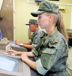 Лейтенант Юлия Смирнова на своей станции РЛК «Небо-М».