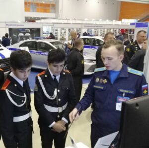 Курсант ПОЛОЗОВ на стенде Военно-воздушной академии на выставке «Интерполитех».