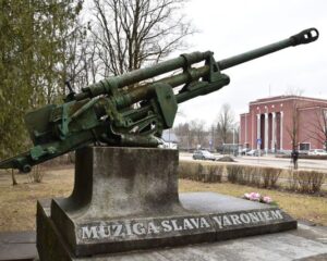 Так первоначально выглядел монумент советским воинам в Екабпилсе.