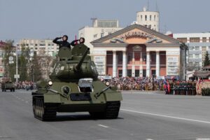 Традиционно военный парад в Омске на Соборной площади открывает легендарный танк Т-34, восстановленный силами курсантов ОАБИИ.