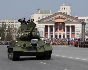 Традиционно военный парад в Омске на Соборной площади открывает легендарный танк Т-34, восстановленный силами курсантов ОАБИИ.