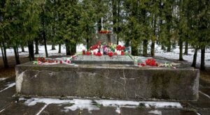 Мемориал в Екабпилсе после кражи пушки.