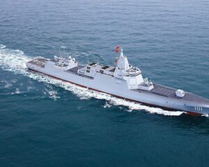 Эсминец проекта 055 «Наньчан» в море.