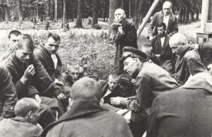 П.А. Павленко встречается с ранеными красноармейцами во фронтовом госпитале, 1942 г..