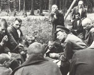 П.А. Павленко встречается с ранеными красноармейцами во фронтовом госпитале, 1942 г..