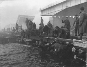 Советские сапёры наводят понтонную переправу через реку Одер, апрель 1945 г. Фото Аркадия Шайхета.